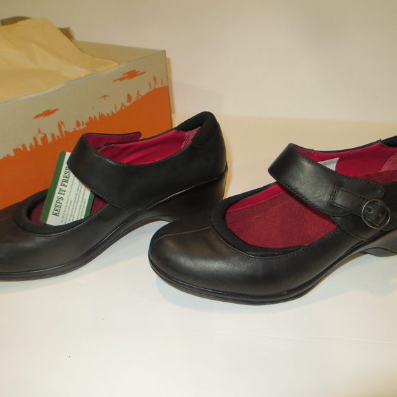 - Womans Merrell Black Shoe 7 Brand new, never worn - Picture 2 of 12